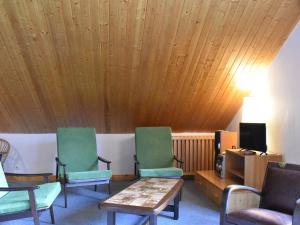 a waiting room with two chairs and a table at Studio mezzanine proche pistes pour 5 pers. - FR-1-180-366 in Les Allues
