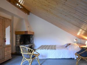 a bedroom with a bed and a desk and a chair at Studio mezzanine proche pistes pour 5 pers. - FR-1-180-366 in Les Allues