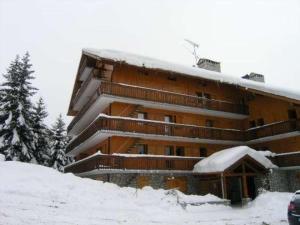 a large building with snow on the roof at Studio mezzanine proche pistes pour 5 pers. - FR-1-180-366 in Les Allues