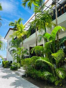 リペ島にあるカバナ リペ ビーチ リゾートのヤシの木が目の前に広がる建物