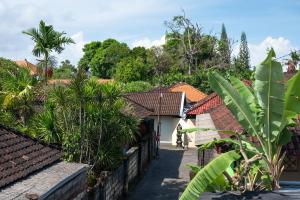 uma vista para uma aldeia com casas e árvores em House of Michella - Modern, Quiet & Central em Sanur