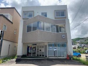 een gebouw met een winkel ervoor bij Zenibako House 2f in Otaru