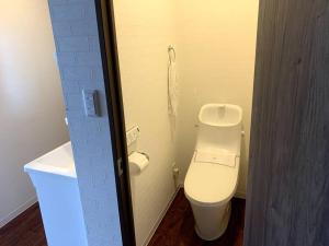 小樽市にあるZenibako House 2fのバスルーム(白いトイレ付)