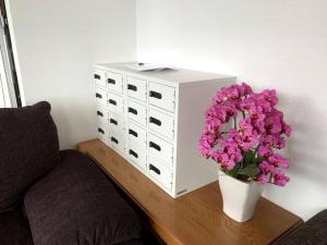 小樽市にあるZenibako House 2fの壺の横の花瓶