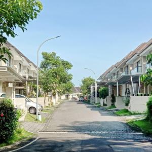a street in a residential neighborhood with houses at Mutiara Balecatur Guest House in Yogyakarta