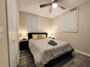 a bedroom with a bed with a ceiling fan at Adorable 2bed1bath Unit Sleeps 4 Close To Town Center Downtown Beach Mayo Clinic in Jacksonville