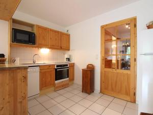Appartement Serre Chevalier, 3 pièces, 6 personnes - FR-1-330F-124にあるキッチンまたは簡易キッチン