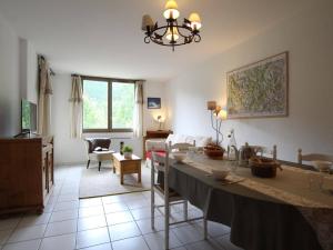 Appartement Serre Chevalier, 3 pièces, 6 personnes - FR-1-330F-124にあるキッチンまたは簡易キッチン