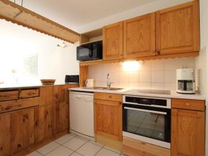 Appartement Serre Chevalier, 3 pièces, 6 personnes - FR-1-330F-124にあるキッチンまたは簡易キッチン