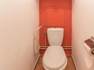 セレ・シュヴァリエにあるAppartement Serre Chevalier, 1 pièce, 4 personnes - FR-1-330F-126の赤い壁の白いトイレ付きのバスルーム