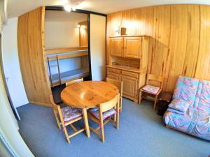 a small room with a table and a bed at Appartement Vars, 2 pièces, 4 personnes - FR-1-330B-63 in Vars