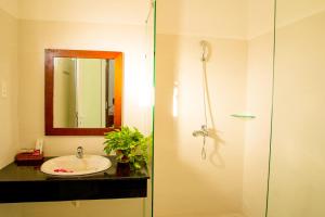 Bathroom sa Hotel Phạm Gia Phan Thiết