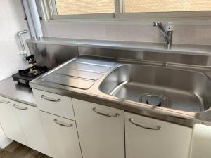 小樽市にあるZenibako House 3F-RoomDのキッチン(ステンレス製のシンク、窓付) +9枚の写真
