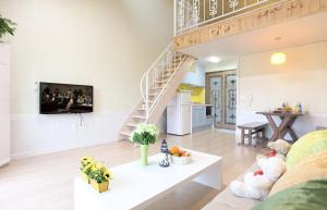 uma sala de estar com uma escada e uma sala de estar em Pension Hobak em Suncheon