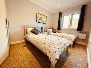 a bedroom with two twin beds in it at Cornstore Cottage in Pembroke