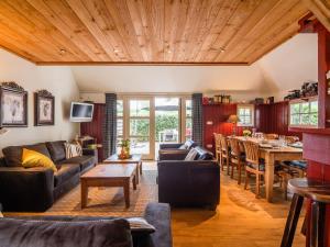 sala de estar con techos de madera y comedor en Nice Holiday Home in Balkbrug with Bubble Bath, en Balkbrug