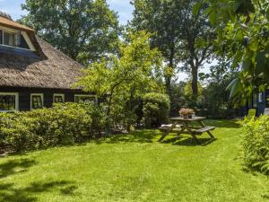 Κήπος έξω από το Farmhouse in Balkbrug with Sauna