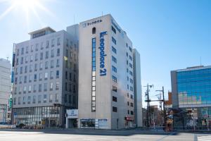 un bâtiment avec un panneau sur son côté dans l'établissement le Lac Hotel Yokkaichi, à Yokkaichi