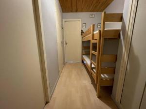 Le PoëtにあるAppartement Vallouise-La Casse, 1 pièce, 4 personnes - FR-1-330G-66の廊下から二段ベッド付きの客室へアクセスできます。