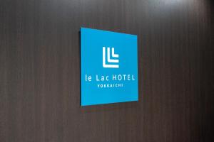 Un certificado, premio, cartel u otro documento en le Lac Hotel Yokkaichi