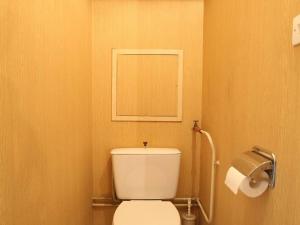 een badkamer met een wit toilet en een toiletpapierdispenser bij Studio coin montagne 4 pers avec balcon, piscine, à 50m du télécabine - La Salle les Alpes - FR-1-330F-91 in Serre Chevalier +13 foto's