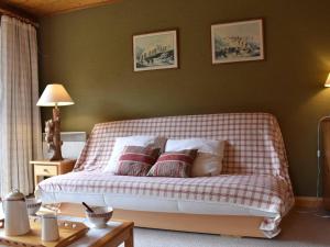 a bedroom with a bed with red and white pillows at Appartement Méribel, 2 pièces, 5 personnes - FR-1-180-358 in Méribel