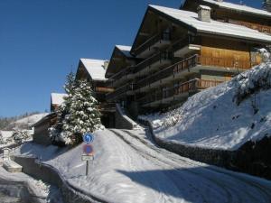 een met sneeuw bedekte weg voor een gebouw bij Appartement Méribel, 2 pièces, 5 personnes - FR-1-180-358 in Méribel