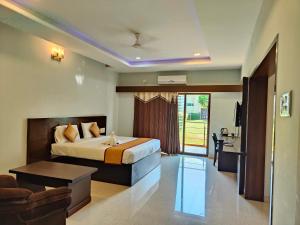 een slaapkamer met een bed en een tafel in een kamer bij Bandipur Wildlife Resort & Spa, Bandipur in Bandipūr