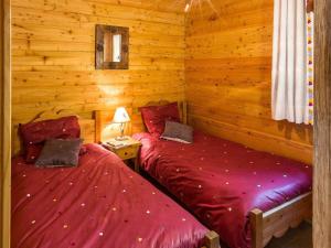deux lits dans une chambre aux murs en bois dans l'établissement Chalet 6 pers avec SPA, terrasse plein sud à Saint-Michel-de-Chaillol - FR-1-393-22, à Saint-Michel-de-Chaillol