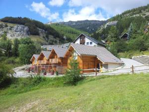 Saint-Michel-de-ChaillolにあるChalet Saint-Michel-de-Chaillol, 3 pièces, 6 personnes - FR-1-393-22の山の大木造家屋