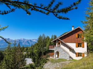 uma casa numa colina com montanhas ao fundo em Appartement Saint-Michel-de-Chaillol, 2 pièces, 6 personnes - FR-1-393-32 em Saint-Michel-de-Chaillol