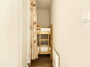 a small hallway with a bunk bed in a room at Appartement Barèges, 2 pièces, 6 personnes - FR-1-403-34 in Barèges