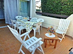 マルセイヤンにあるAppartement Marseillan-Plage, 2 pièces, 6 personnes - FR-1-387-63のパティオ(テーブル、椅子付)