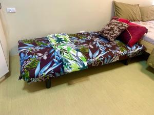 卡加延德奧羅的住宿－Avida Aspira Condotel，一张沙发,房间里有一个色彩缤纷的毯子