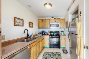 A kitchen or kitchenette at Lighthouse Lookout