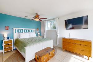 A bed or beds in a room at Lighthouse Lookout