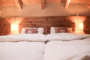Tempat tidur dalam kamar di Malga Millegrobbe Nordic Resort