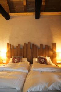 Tempat tidur dalam kamar di Malga Millegrobbe Nordic Resort