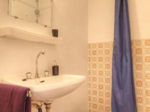 bagno con lavandino e tenda doccia blu di Appartement Saint-Chaffrey , 1 pièce, 3 personnes - FR-1-330E-67 a Saint-Chaffrey