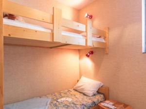 Kleines Zimmer mit einem Bett und Etagenbetten. in der Unterkunft Appartement Le Monêtier-les-Bains, 2 pièces, 5 personnes - FR-1-330F-75 in Le Monêtier-les-Bains