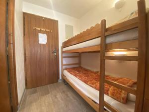 מיטה או מיטות קומותיים בחדר ב-Appartement Praz-sur-Arly, 1 pièce, 4 personnes - FR-1-603-11