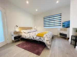 ein Schlafzimmer mit einem Bett, einer Kommode und einem TV in der Unterkunft Lovely and comfy entire 1 bedroom flat - 1st floor in Harrow on the Hill