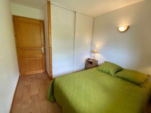 A bed or beds in a room at Appartement Le Grand-Bornand, 3 pièces, 6 personnes - FR-1-241-236