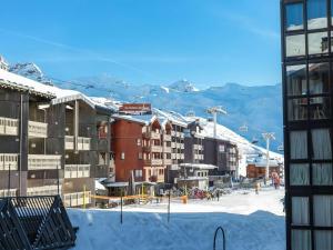 a view of a ski resort in the snow at "Superbe Appartement 8/10 pers, 105m², Centre Station, Accès Direct Pistes" - FR-1-545-22 in Val Thorens