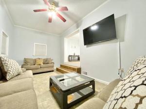 - un salon avec un canapé et un ventilateur de plafond dans l'établissement The Harrison Home - 3 Bedroom Gem - Smart Tvs, à Rome