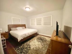 Een bed of bedden in een kamer bij The Harrison Home - 3 Bedroom Gem - Smart Tvs