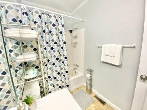 y baño con ducha, aseo y lavamanos. en The Harrison Home - 3 Bedroom Gem - Smart Tvs, en Rome