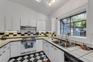A kitchen or kitchenette at The Magnolia Manor - Private Backyard - Close to Downtown