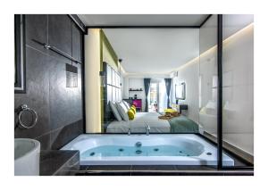 Koupelna v ubytování Platinum Suites