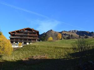 ル・グラン・ボルナンにあるAppartement Le Grand-Bornand, 1 pièce, 4 personnes - FR-1-241-199の山を背景にした畑の建物